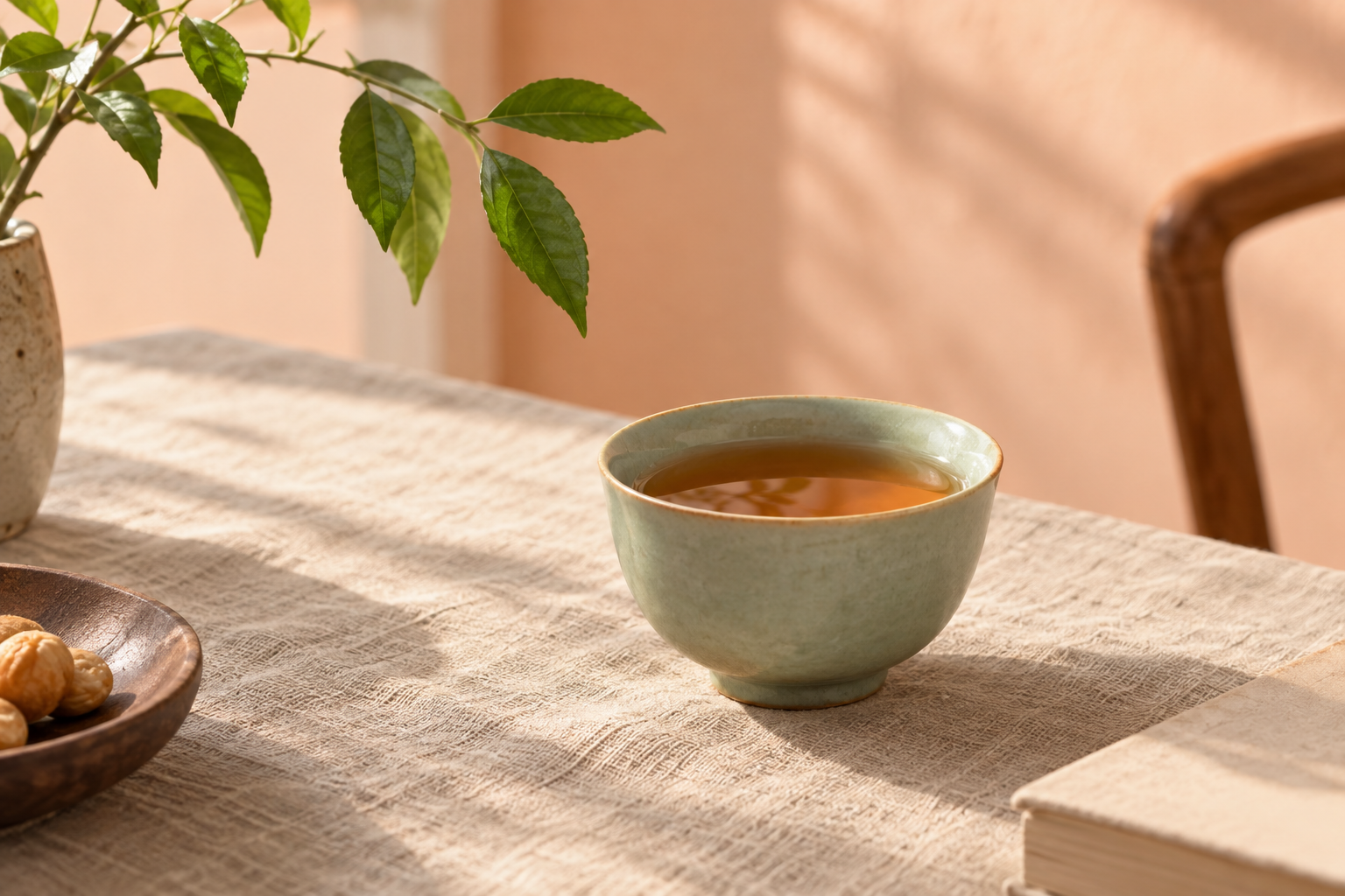 自然光下的一杯茶与翻开的书